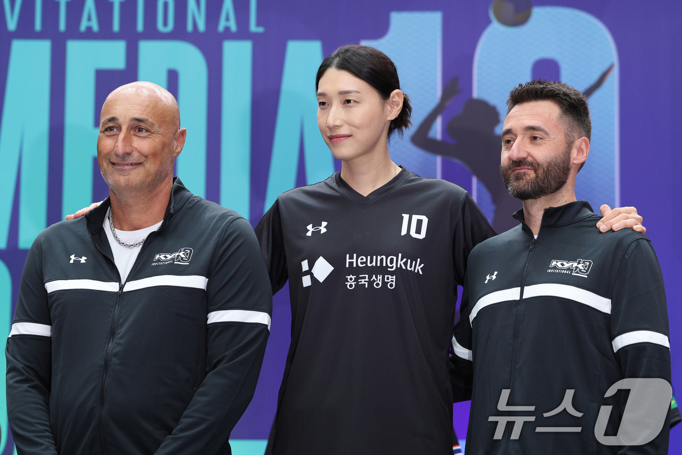 (서울=뉴스1) 신웅수 기자 = 김연경이 7일 오후 서울 송파구 잠실실내체육관에서 열린 김연경 초청 세계여자배구 올스타전 미디어데이에서 세자르 에르난데스, 마르첼로 아본단자 감독과 …