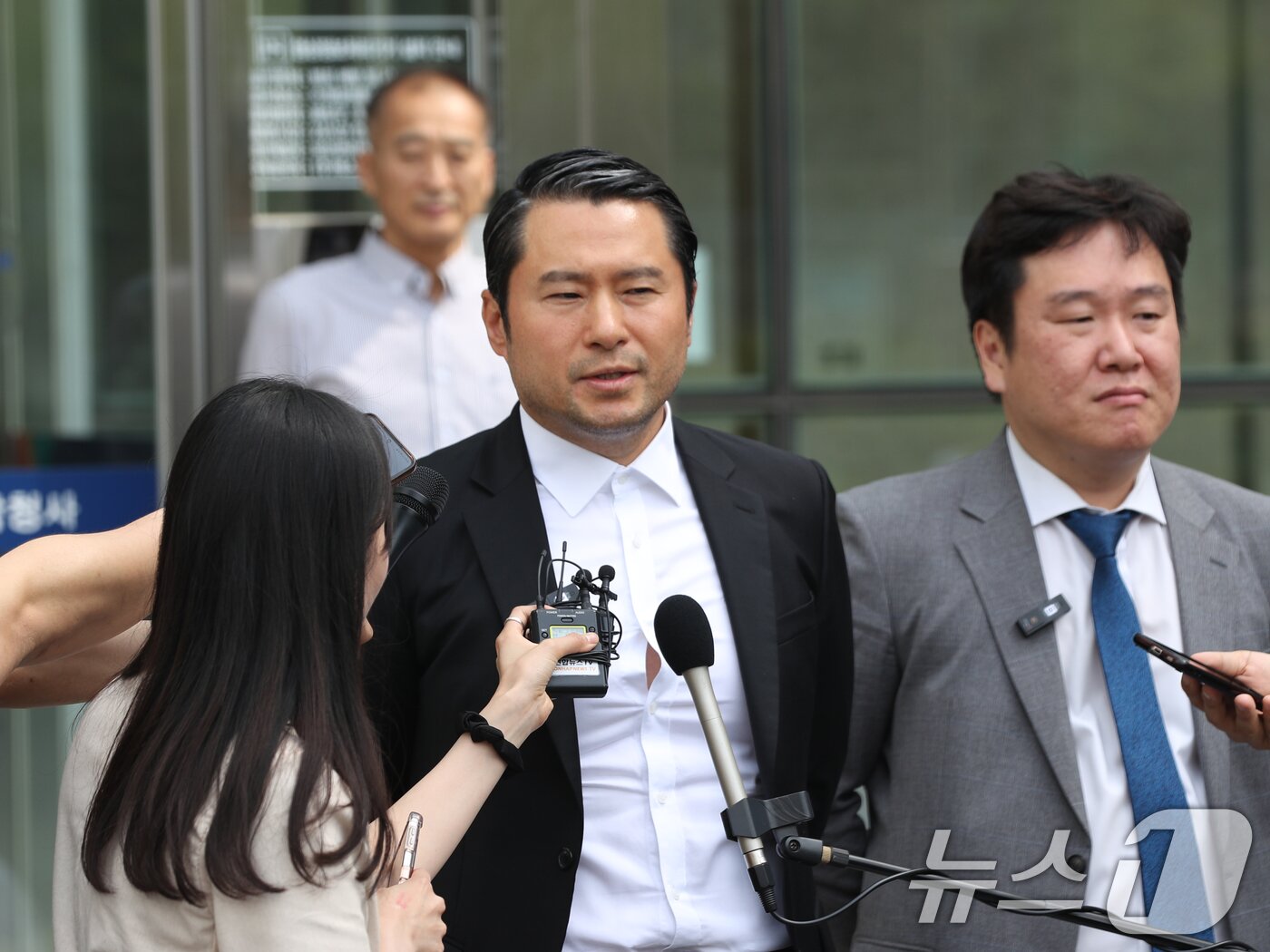 본문 이미지 - '쌍방울 대북송금 의혹'으로 재판에 넘겨진 이화영 전 경기도 평화부지사에 대한 1심 선고 공판이 열린 7일 오후 경기 수원시 영통구 수원지방법원 앞에서 이 전 부지사 측 김현철 변호사가 기자회견을 하고 있다. 이날 법원은 이 전 부지사의 △외국환거래법 위반(대북송금) △특정범죄가중처벌등에관한법률상 뇌물 △정치자금법 위반 △증거인멸교사 등 혐의 선고 공판을 열어 이 전 부지사에게 징역 9년 6개월을 선고했다. 2024.6.7/뉴스1 ⓒ News1 김영운 기자