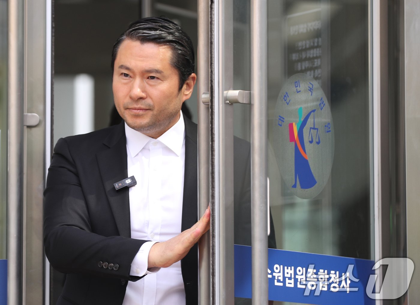 본문 이미지 - '쌍방울 대북송금 의혹'으로 재판에 넘겨진 이화영 전 경기도 평화부지사에 대한 1심 선고 공판이 열린 7일 오후 경기 수원시 영통구 수원지방법원에서 이 전 부지사 측 김현철 변호사가 나오고 있다.  2024.6.7/뉴스1 ⓒ News1 김영운 기자