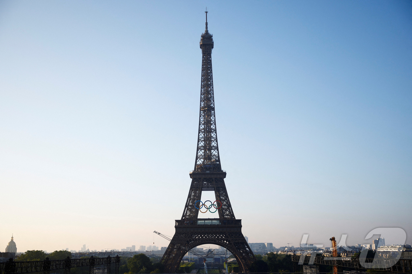 (파리 로이터=뉴스1) 박재하 기자 = 7일(현지시간) 프랑스 파리 에펠탑에 하계 올림픽을 앞두고 오륜 모형이 설치되고 있다. 2024.06.07/ⓒ 로이터=뉴스1