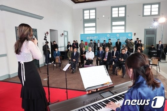 본문 이미지 -  지난 4월 4일 유인촌 문체부 장관이 문화도시 사업 점검을 위해 충북 충주시를 방문한 날 조선식산은행 건물에서 재즈 공연이 열리고 있다.(자료사진)/뉴스1