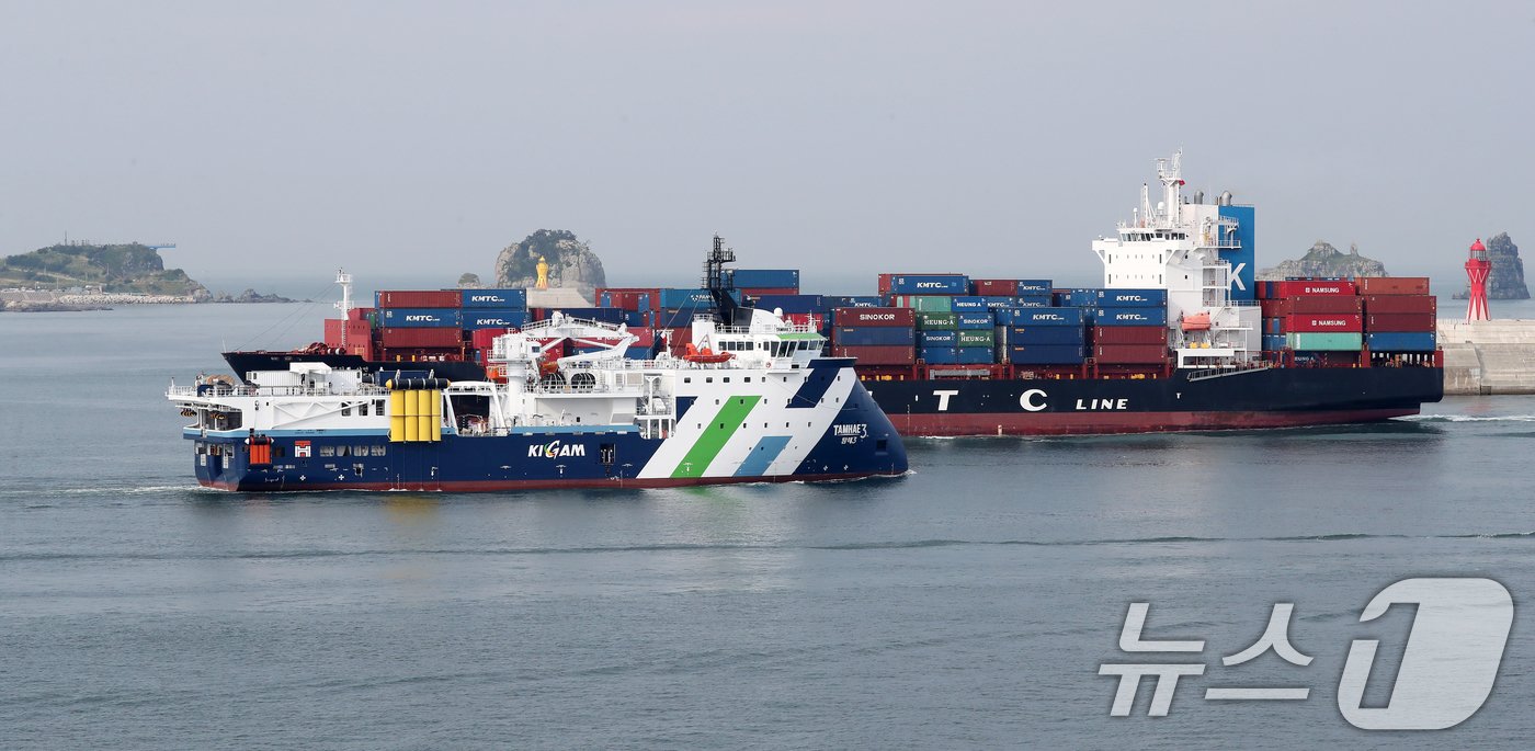 본문 이미지 - 지난 6월7일 오후 '바다 위 연구소'로 불리는 '탐해 3호'가 첫 탐사를 위해 부산 앞바다에서 서해 군산 분지로 향하고 있다. 2024.6.7/뉴스1 ⓒ News1 윤일지 기자