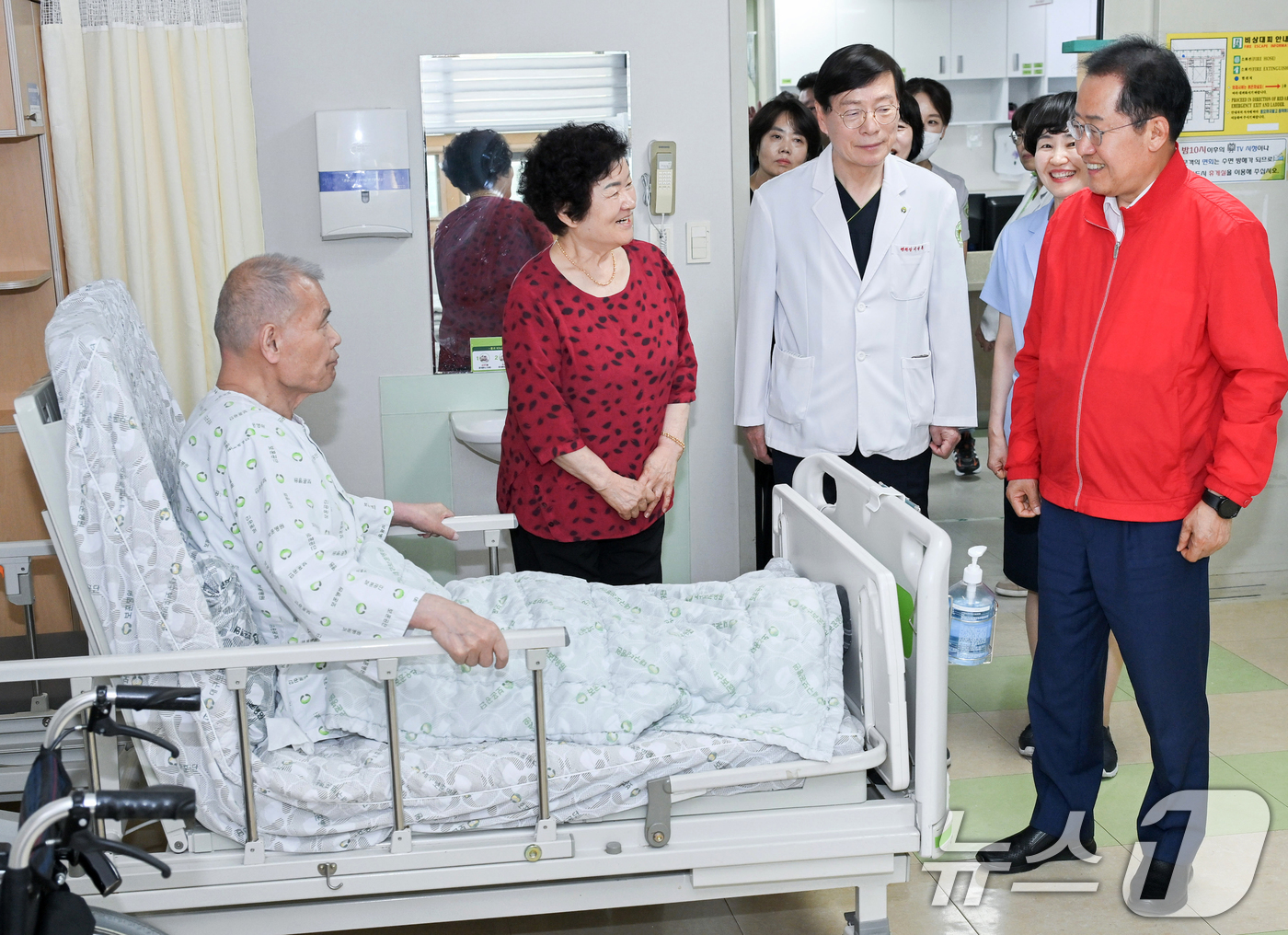 (대구=뉴스1) 공정식 기자 = 홍준표 대구시장(오른쪽)이 호국보훈의 달을 맞아 7일 오후 대구보훈병원을 찾아 입원 치료 중인 국가유공자들을 위문하고, 나라를 위한 희생과 헌신에 …