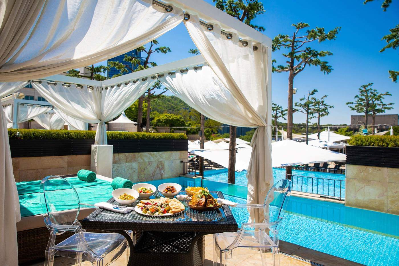 본문 이미지 - 반얀트리 오아시스 야외수영장 모습. /제공 = 반얀트리 클럽 앤 스파 서울