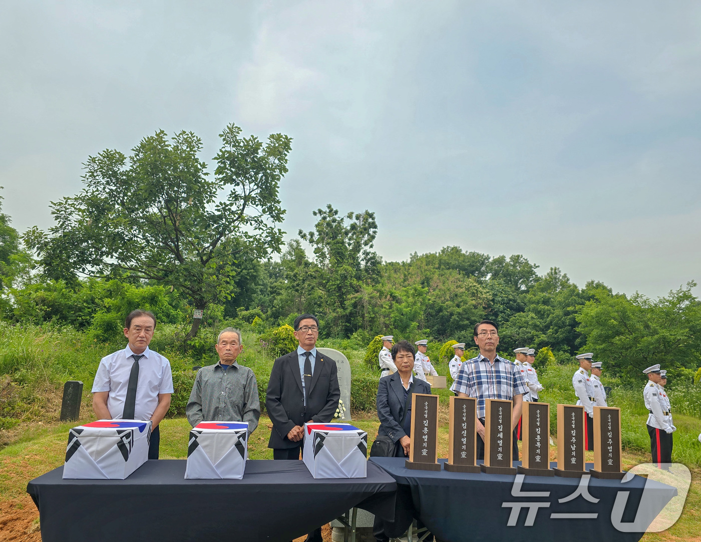 (서울=뉴스1) 유승관 기자 = 7일 경기 화성시 덕우리 공설묘지에서 고주리 순국선열 6위 묘소 개장식이 열리고 있다. (국가보훈부 제공) 2024.6.7/뉴스1