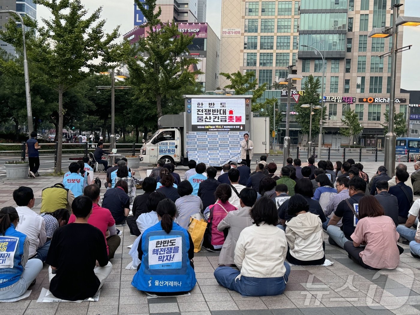 9.19 군사합의 효력정지 규탄 울산 촛불집회가 7일 울산 롯데백화점 광장에서 열렸다.ⓒ News1 김세은 기자