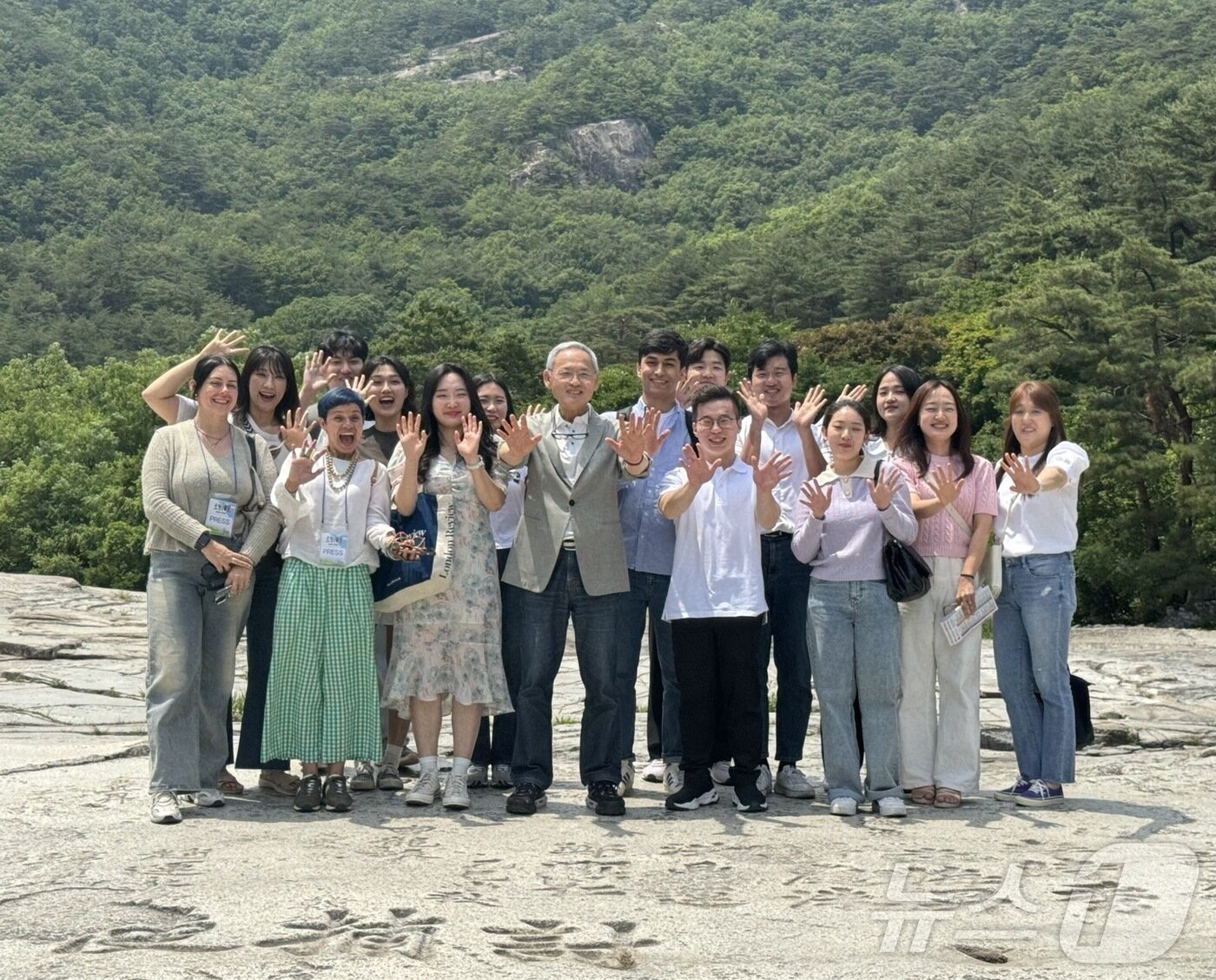 본문 이미지 - 무릉계곡을 찾은 유인촌 장관과 문화체육관광부 청년 직원들이 기념 촬영을 하고 있다. ⓒ 뉴스1 김형준 기자