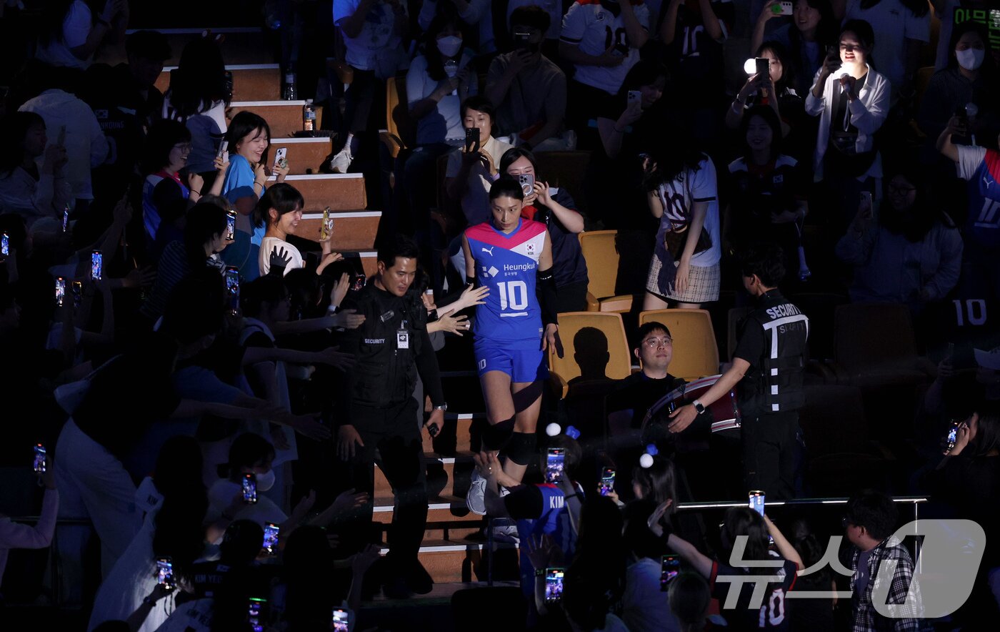 본문 이미지 - 8일 오후 서울 송파구 잠실실내체육관에서 열린 KYK INVITATIONAL 2024, 팀 대한민국과 팀 코리아의 경기에서 팀 대한민국 김연경이 경기장에 입장하고 있다. 2024.6.8/뉴스1 ⓒ News1 장수영 기자