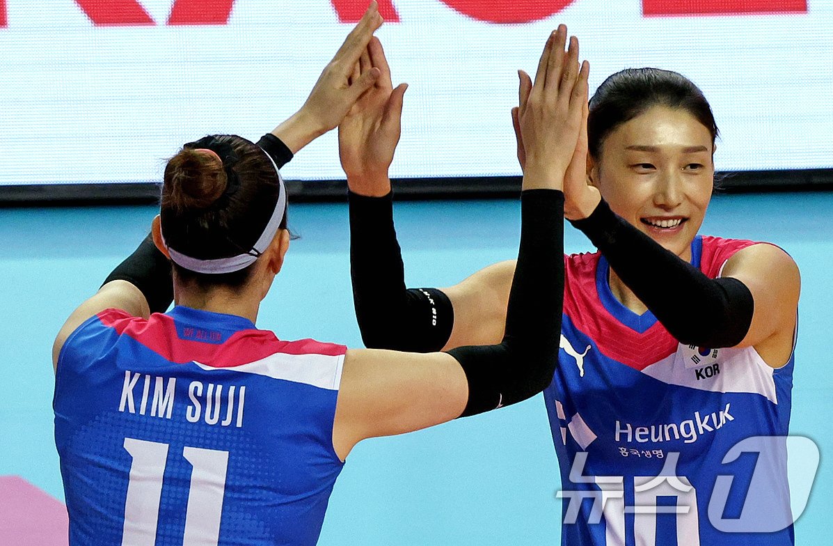 본문 이미지 - 김연경(오른쪽)과 김수지. / 뉴스1 DB ⓒ News1 장수영 기자