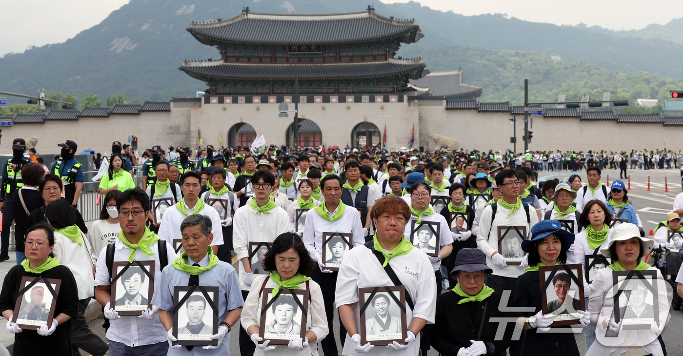 (서울=뉴스1) 김명섭 기자 = 8일 서울 광화문 일대에서 열린 제33회 민족민주열사희생자범국민추모제 및 영정행진에서 참가자들이 행진하고 있다.지난 1990년 6월 10일 성균관대 …