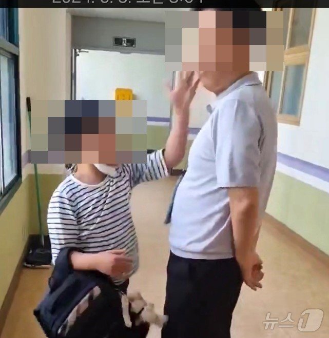 본문 이미지 - 전북자치도 전주시의 한 초등학교에서 지난 3일 이 학교 3학년 학생이 교감을 폭행하는 일이 발생했다.(전북교사노조 제공)/뉴스1