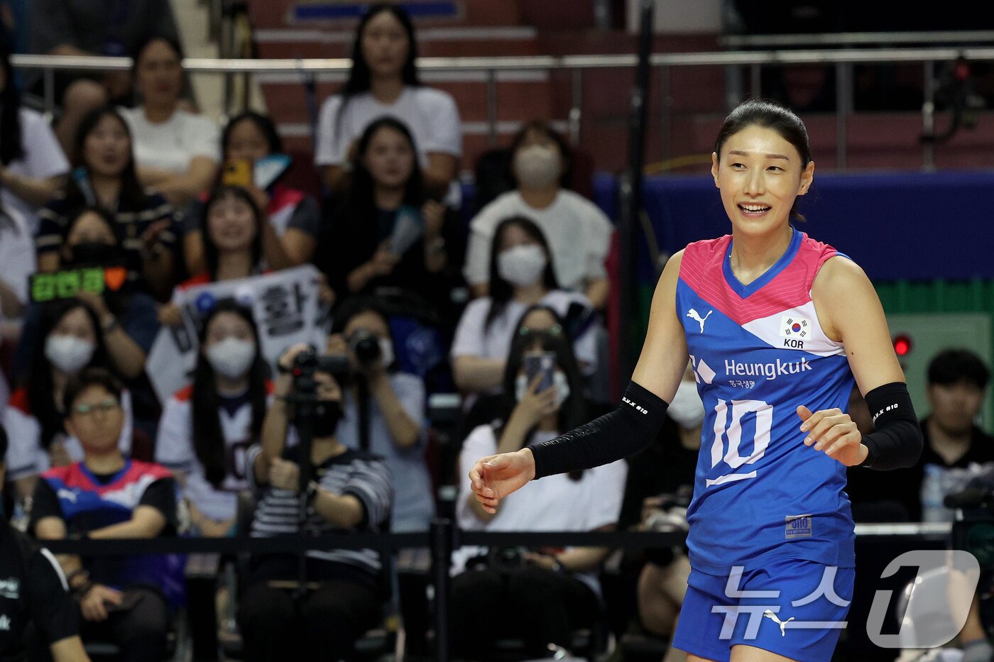 본문 이미지 - 8일 오후 서울 송파구 잠실실내체육관에서 열린 KYK INVITATIONAL 2024, 팀 대한민국과 팀 코리아의 경기에서 팀 코리아 김연경이 밝은 표정으로 경기에 나서고 있다. 2012 런던 올림픽과 2020 도쿄 올림픽 준결승 진출을 이끈 김연경은 이날 경기를 끝으로 국가대표를 은퇴하고 오는 9일 세계 여자배구 올스타전 이벤트 경기를 갖는다. 2024.6.8/뉴스1 ⓒ News1 장수영 기자