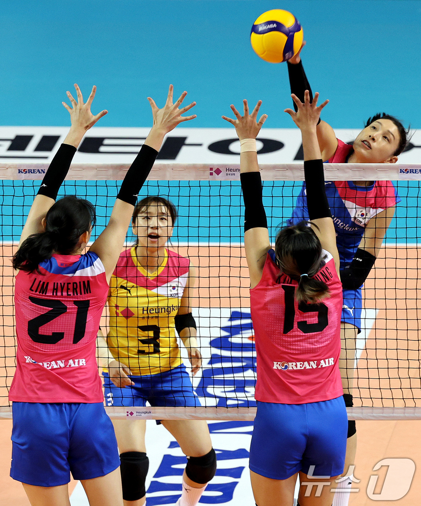 (서울=뉴스1) 장수영 기자 = 8일 오후 서울 송파구 잠실실내체육관에서 열린 KYK INVITATIONAL 2024, 팀 대한민국과 팀 코리아의 경기에서 팀 코리아 김연경이 강스 …