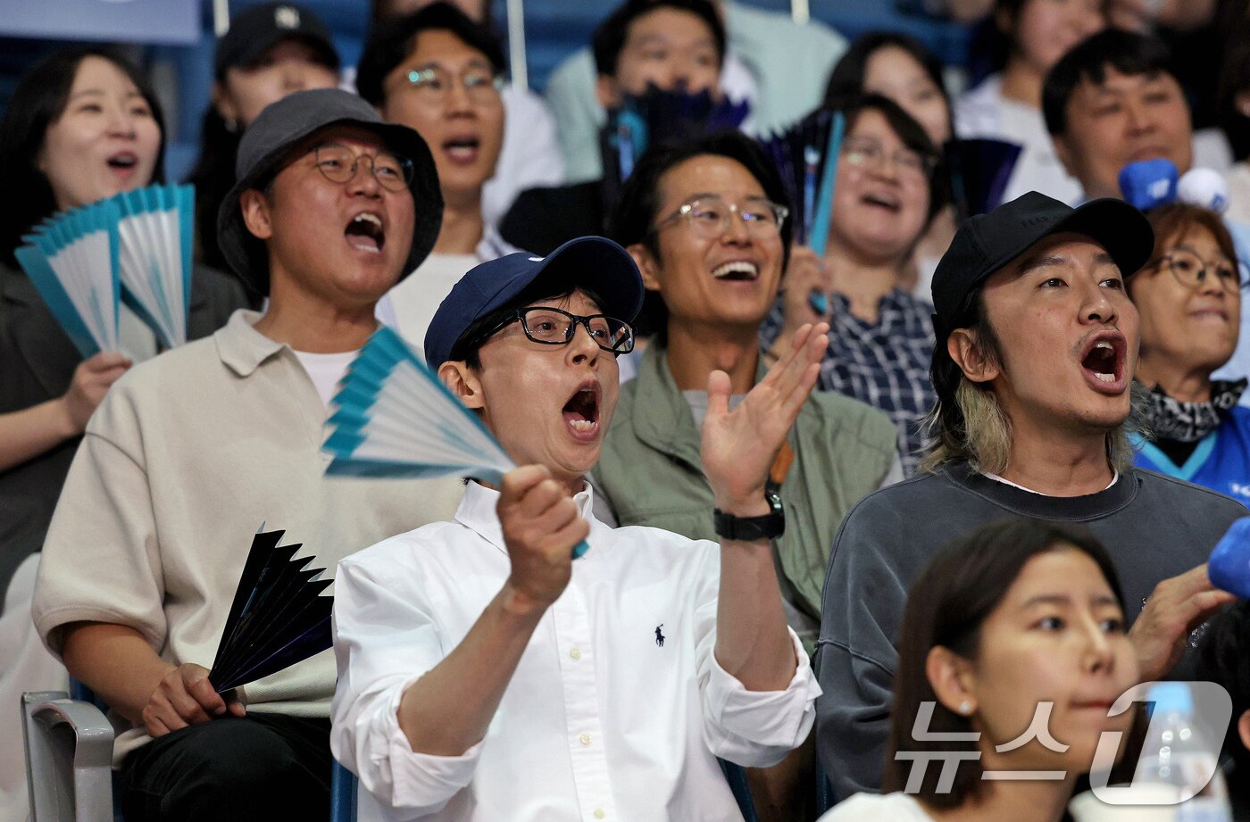 본문 이미지 - 8일 오후 서울 송파구 잠실실내체육관에서 열린 KYK INVITATIONAL 2024, 팀 대한민국과 팀 코리아의 경기를 찾은 방송인 유재석과 이광수, 나영석PD가 김연경 국가대표 은퇴경기를 관람하고 있다. 2012 런던 올림픽과 2020 도쿄 올림픽 준결승 진출을 이끈 김연경은 이날 경기를 끝으로 국가대표를 은퇴하고 오는 9일 세계 여자배구 올스타전 이벤트 경기를 갖는다. 2024.6.8/뉴스1 ⓒ News1 장수영 기자