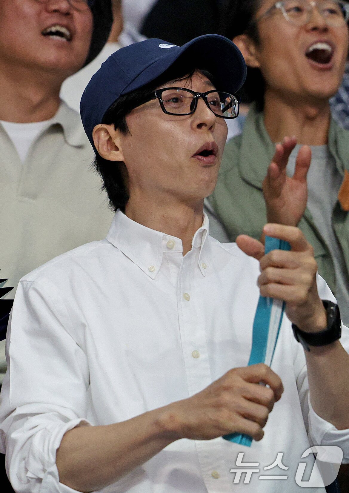 본문 이미지 - 8일 오후 서울 송파구 잠실실내체육관에서 열린 KYK INVITATIONAL 2024, 팀 대한민국과 팀 코리아의 경기를 찾은 방송인 유재석과 이광수, 나영석PD가 김연경 국가대표 은퇴경기를 관람하고 있다. 2012 런던 올림픽과 2020 도쿄 올림픽 준결승 진출을 이끈 김연경은 이날 경기를 끝으로 국가대표를 은퇴하고 오는 9일 세계 여자배구 올스타전 이벤트 경기를 갖는다. 2024.6.8/뉴스1 ⓒ News1 장수영 기자