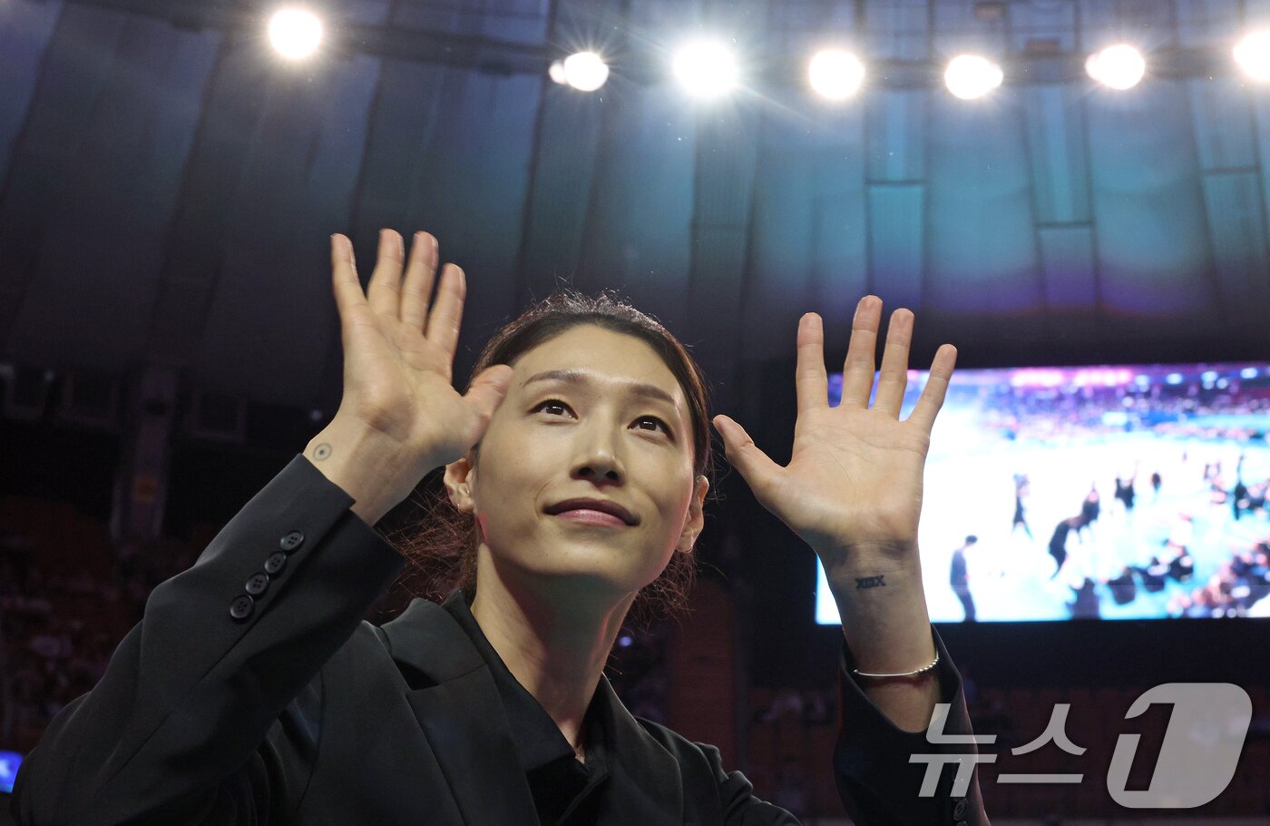 본문 이미지 - 8일 오후 서울 송파구 잠실실내체육관에서 열린 KYK INVITATIONAL 2024에서 김연경이 국가대표 은퇴식을 마친 뒤 팬들을 향해 손인사 하고 있다. 2024.6.8/뉴스1 ⓒ News1 장수영 기자