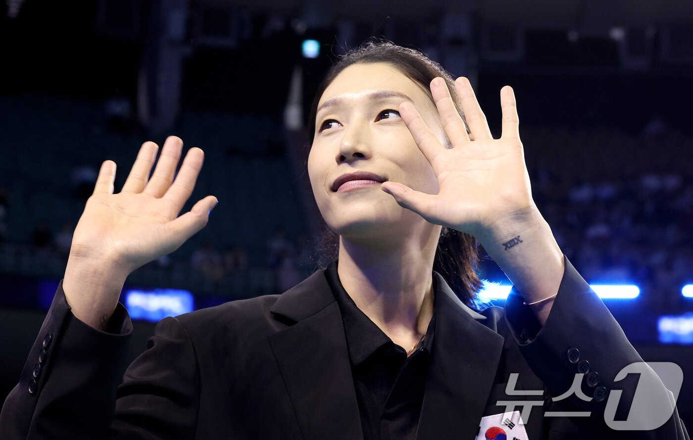 본문 이미지 - 8일 오후 서울 송파구 잠실실내체육관에서 열린 KYK INVITATIONAL 2024에서 김연경이 국가대표 은퇴식을 마친 뒤 팬들을 향해 손인사 하고 있다.2024.6.8/뉴스1 ⓒ News1 장수영 기자