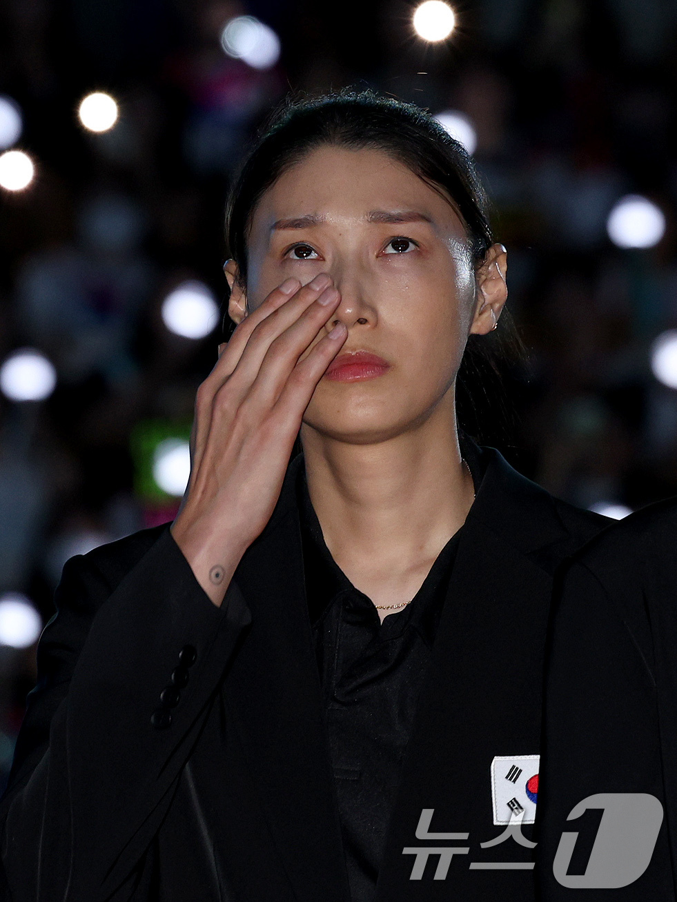 (서울=뉴스1) 장수영 기자 = 8일 오후 서울 송파구 잠실실내체육관에서 열린 KYK INVITATIONAL 2024에서 김연경이 국가대표 은퇴식 중 눈시울을 붉히고 있다.2012 …