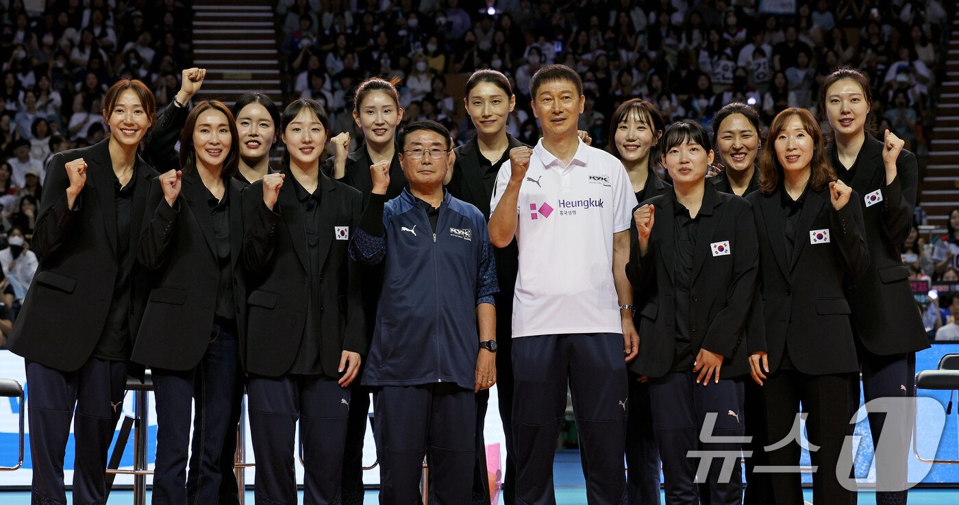 본문 이미지 - 8일 오후 서울 송파구 잠실실내체육관에서 열린 KYK INVITATIONAL 2024에서 국가대표를 은퇴하는 김연경 등 선수들이 김형실, 이정철 감독과 기념촬영 하고 있다. 2012 런던 올림픽과 2020 도쿄 올림픽 준결승 진출을 이끈 김연경은 이날 경기를 끝으로 국가대표를 은퇴하고 오는 9일 세계 여자배구 올스타전 이벤트 경기를 갖는다. 2024.6.8/뉴스1 ⓒ News1 장수영 기자