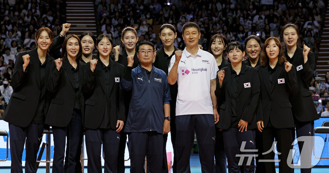 8일 오후 서울 송파구 잠실실내체육관에서 열린 KYK INVITATIONAL 2024에서 국가대표를 은퇴하는 김연경 등 선수들이 김형실, 이정철 감독과 기념촬영 하고 있다. 2012 런던 올림픽과 2020 도쿄 올림픽 준결승 진출을 이끈 김연경은 이날 경기를 끝으로 국가대표를 은퇴하고 오는 9일 세계 여자배구 올스타전 이벤트 경기를 갖는다. 2024.6.8/뉴스1 ⓒ News1 장수영 기자