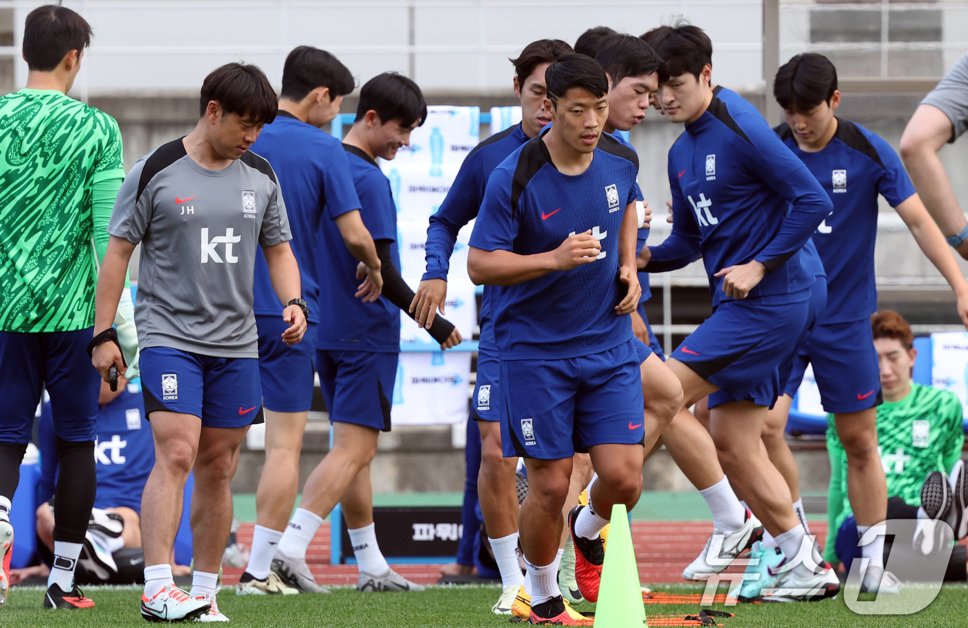 (고양=뉴스1) 김명섭 기자 = 8일 오후 경기도 고양시 고양종합운동장 2026 FIFA 북중미 월드컵 2차예선 중국전 오픈트레이닝에서 대표팀 선수들이 훈련을 하고 있다. 2024 …