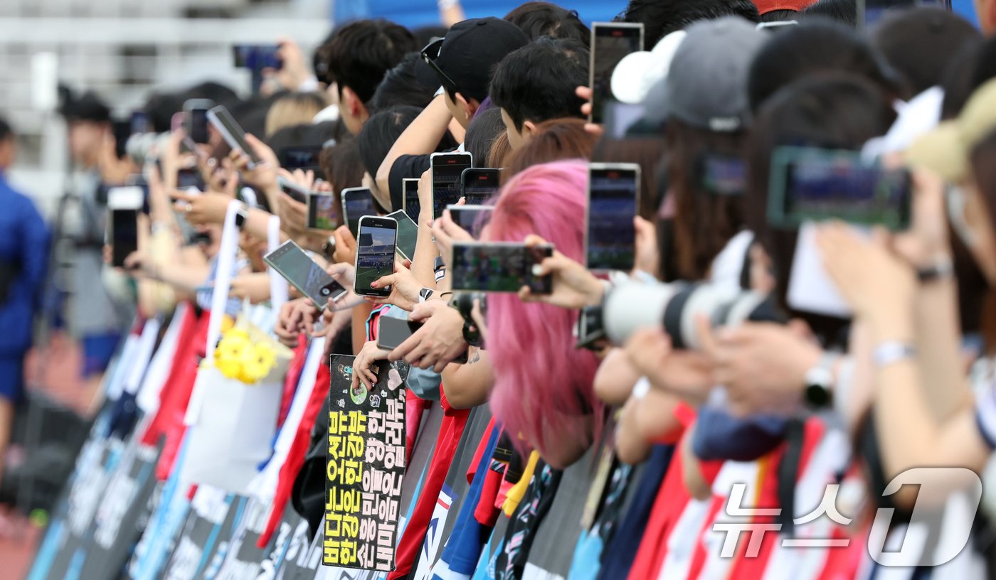 8일 오후 경기도 고양시 고양종합운동장 2026 FIFA 북중미 월드컵 2차예선 중국전 오픈트레이닝에서 팬들이 대표팀 선수들을 촬영하고 있다. 2024.6.8/뉴스1 ⓒ News1 김명섭 기자