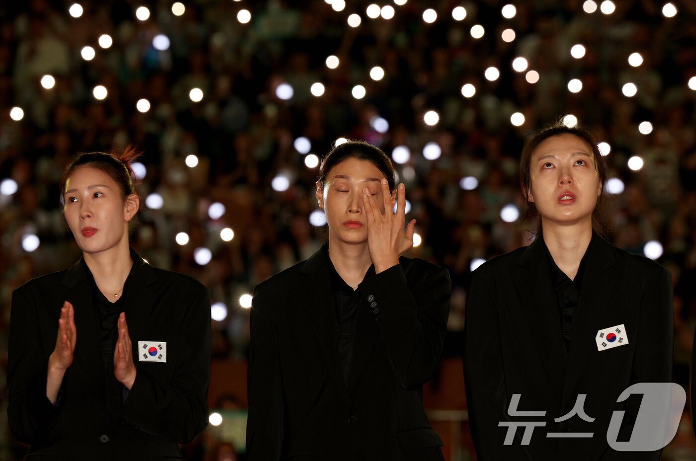 본문 이미지 - 8일 오후 서울 송파구 잠실실내체육관에서 열린 KYK INVITATIONAL 2024에서 김연경이 국가대표 은퇴식 중 눈시울을 붉히고 있다. 2012 런던 올림픽과 2020 도쿄 올림픽 준결승 진출을 이끈 김연경은 이날 경기를 끝으로 국가대표를 은퇴하고 오는 9일 세계 여자배구 올스타전 이벤트 경기를 갖는다. 2024.6.8/뉴스1 ⓒ News1 장수영 기자