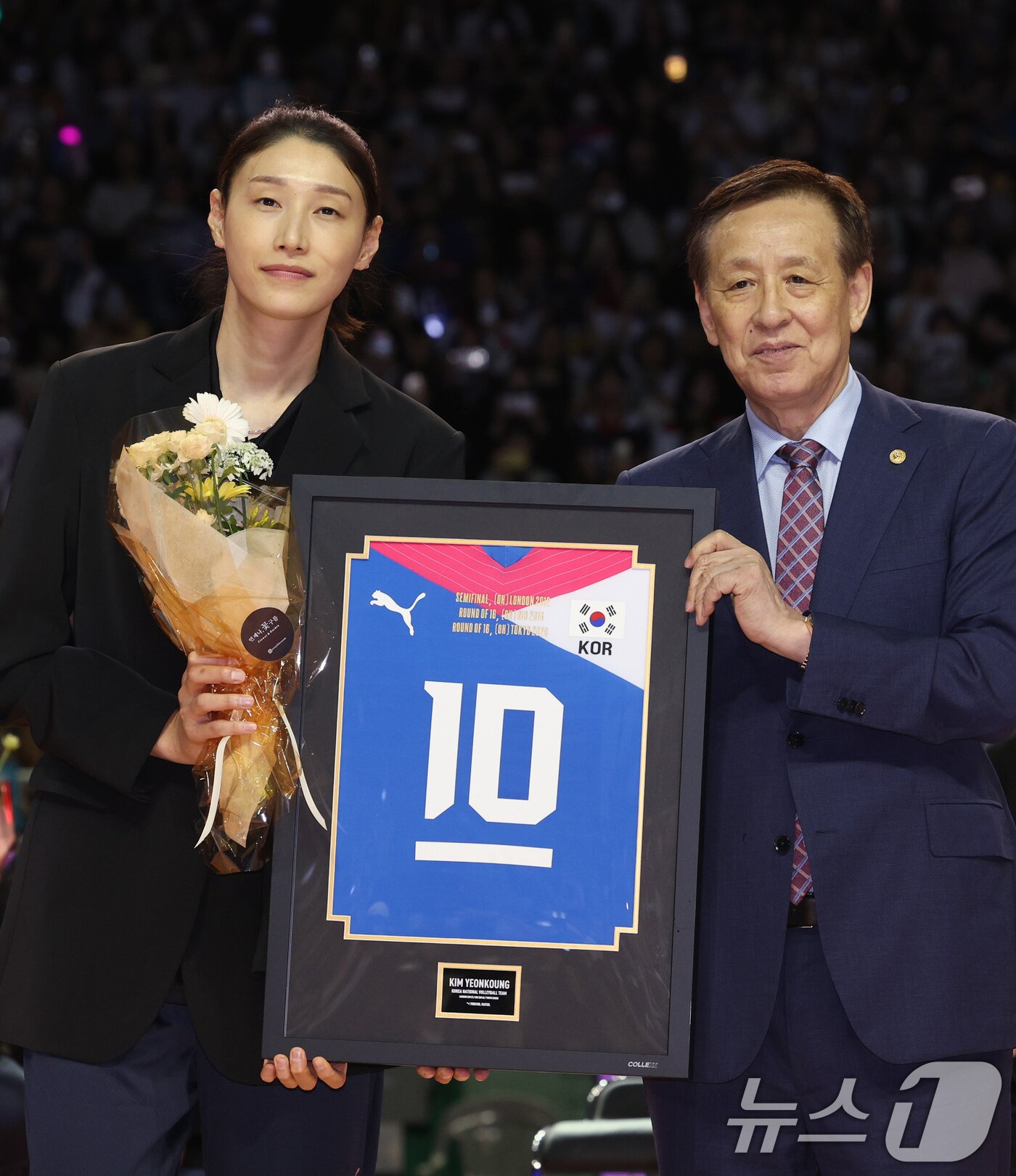 본문 이미지 - 8일 오후 서울 송파구 잠실실내체육관에서 열린 KYK INVITATIONAL 2024에서 국가대표를 은퇴하는 김연경이 오한남 대한배구협회 회장에게 등번호가 적힌 액자를 선물 받고 있다. 2024.6.8/뉴스1 ⓒ News1 장수영 기자