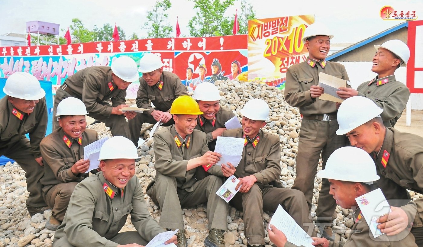 본문 이미지 - &#40;평양 노동신문=뉴스1&#41; = 북한 노동당 기관지 노동신문은 9일 &#34;혁명강군 특유의 강용한 기개, 단숨에의 기상을 떨쳐나가야 한다＂라면서 &#39;각지에 파견된 조선인민군 제124연대 관병들의 투쟁&#39;을 소개했다. [국내에서만 사용가능. 재배포 금지. DB 금지. For Use Only in the Republic of Korea. Redistribution Prohibited] rodongphoto@news1.kr