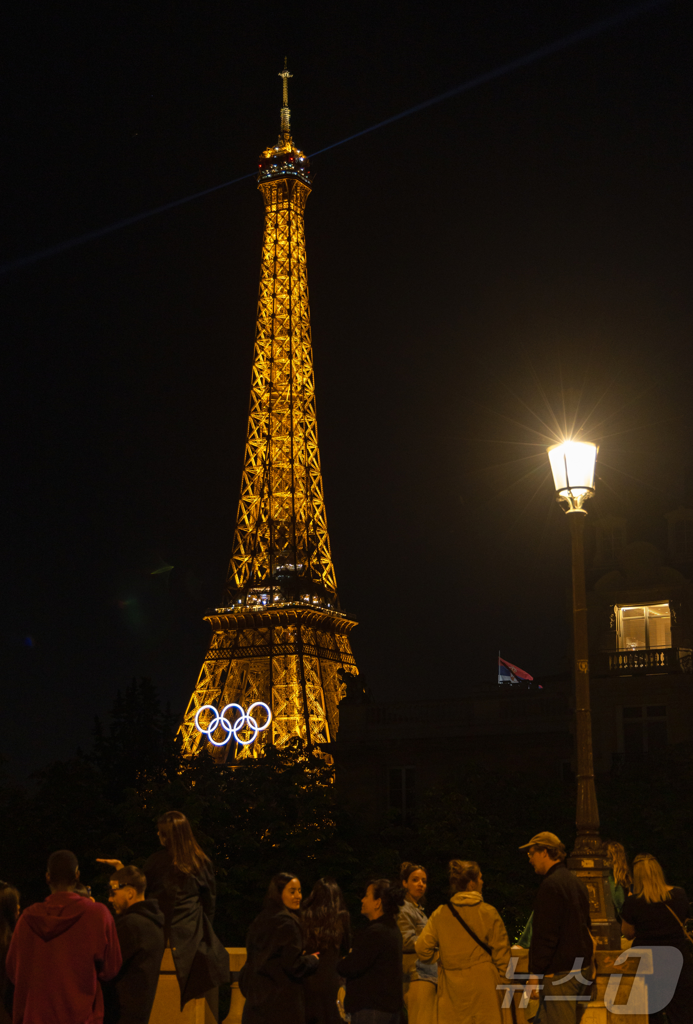 (파리=뉴스1) 이준성 기자 = 8일(현지시간) 프랑스 파리 에펠탑에 올림픽 상징인 대형 오륜 조형물이 설치 돼 있다.재활용 강철로 만든 오륜 조형물은 폭 29m, 높이 13m로 …