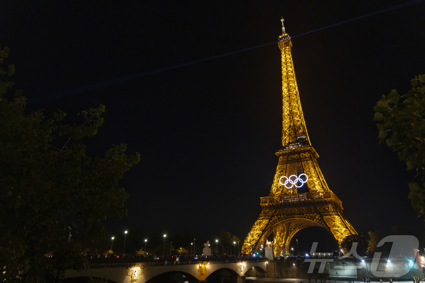 (파리=뉴스1) 이준성 기자 = 8일(현지시간) 프랑스 파리 에펠탑에 올림픽 상징인 대형 오륜 조형물이 설치 돼 있다.재활용 강철로 만든 오륜 조형물은 폭 29m, 높이 13m로 …