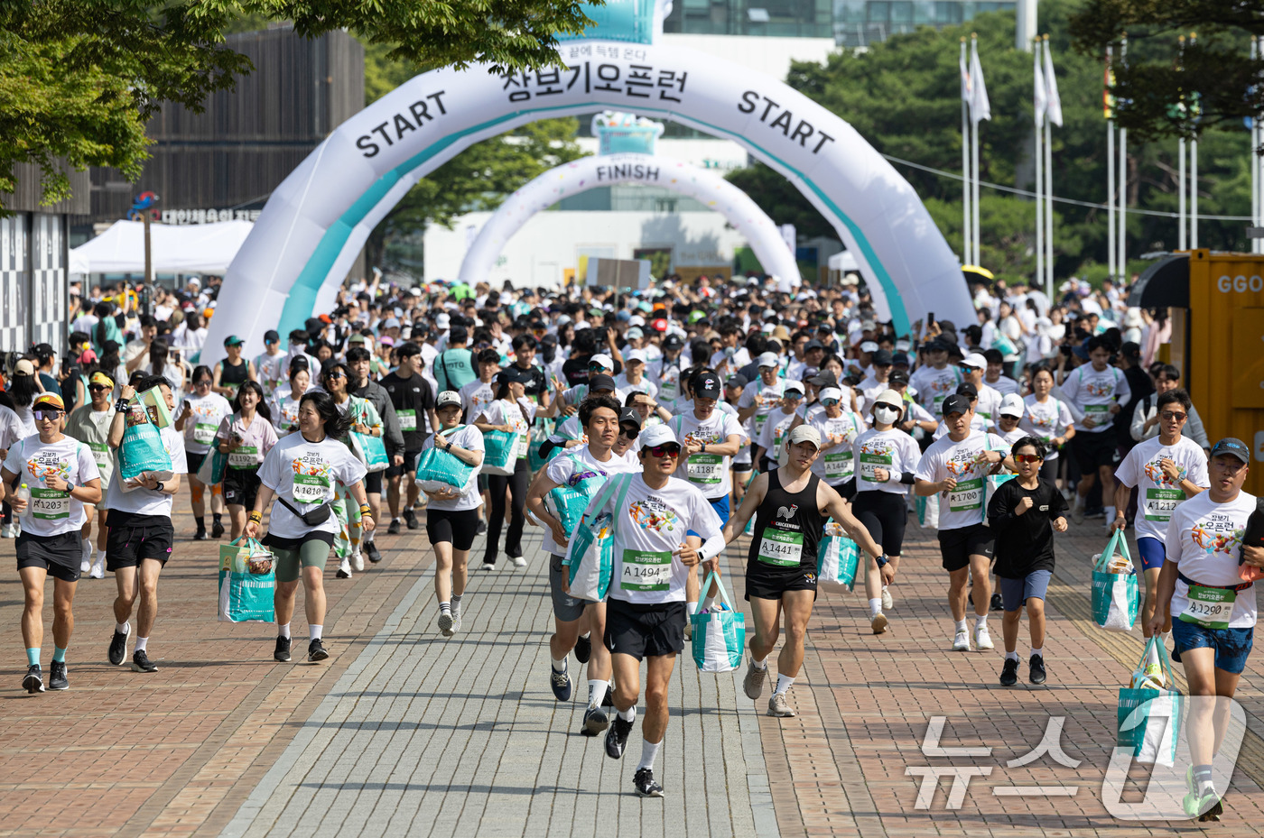 (서울=뉴스1) 이재명 기자 = 9일 오전 서울 송파구 올림픽공원 평화의광장에서 배달의민족 주최로 열린 2024 장보기 오픈런에서 참가자들이 힘차게 출발하고 있다. 2024.6.9 …