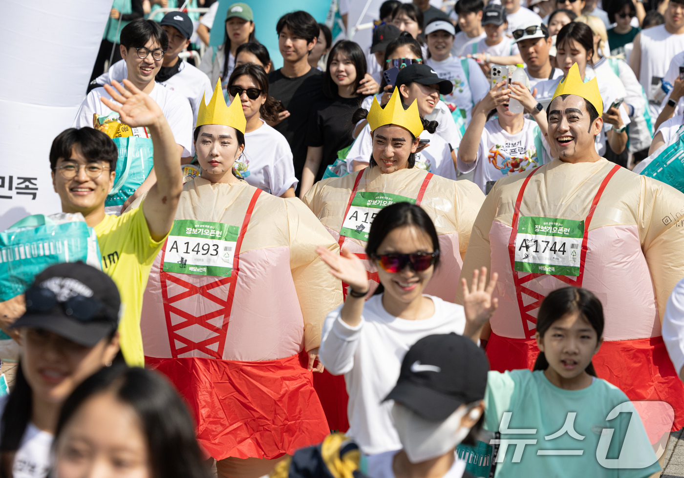 (서울=뉴스1) 이재명 기자 = 9일 오전 서울 송파구 올림픽공원 평화의광장에서 배달의민족 주최로 열린 2024 장보기 오픈런에서 참가자들이 힘차게 출발하고 있다. 2024.6.9 …