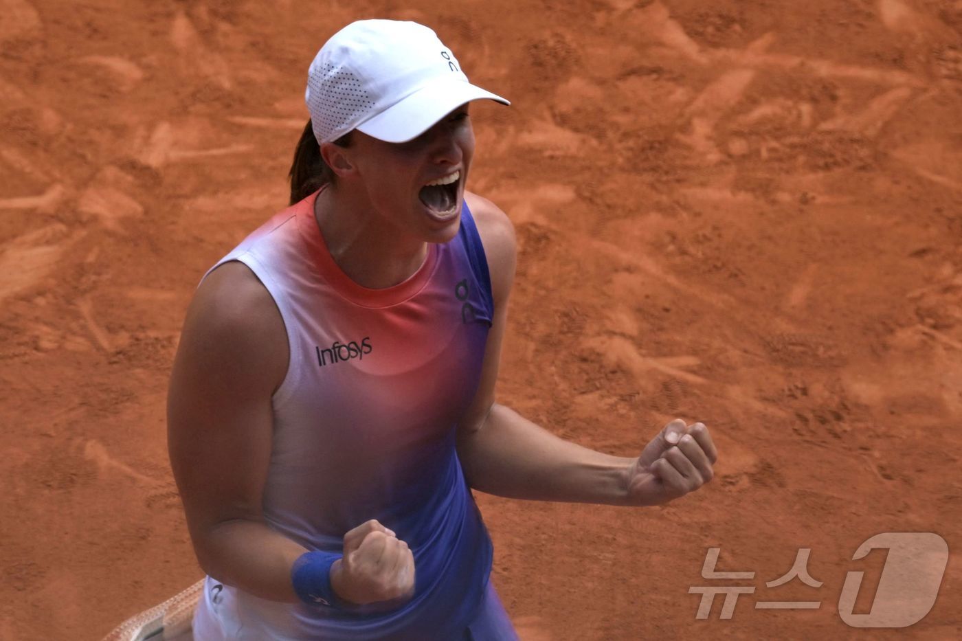 (파리 AFP=뉴스1) 우동명 기자 = 폴란드의 이가 시비옹테크가 8일(현지시간) 파리의 스타드 롤랑가로스에서 열린 프랑스 오픈 테니스 대회 여자 단식 결승서 이탈리아의 자스민 파 …