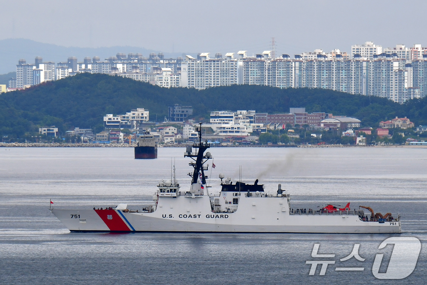 (포항=뉴스1) 최창호 기자 = 9일 오전 미국 해양경비대(USCG) 4500톤급 힘정이 경북 포항시 남구에 있는 항구로 입항하고 있다. 미 함정은 지난 3~6일까지 일본 해상에서 …