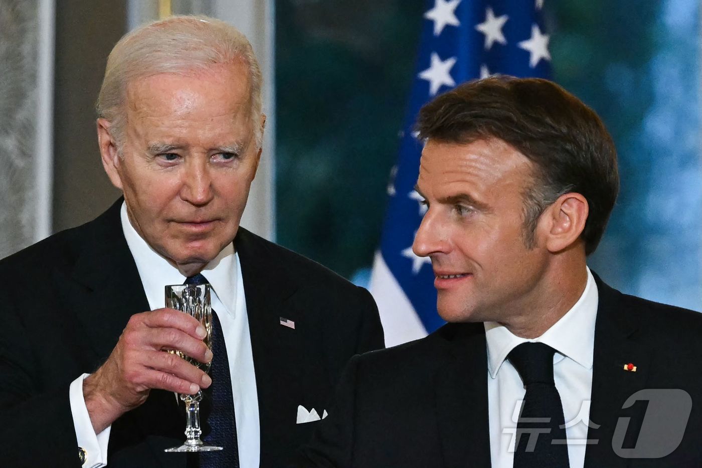 (파리 AFP=뉴스1) 우동명 기자 = 조 바이든 미국 대통령이 8일(현지시간) 파리 엘리제 궁에서 열린 국빈 만찬서 에마뉘엘 마크롱 프랑스 대통령과 건배를 하고 있다. 2024. …