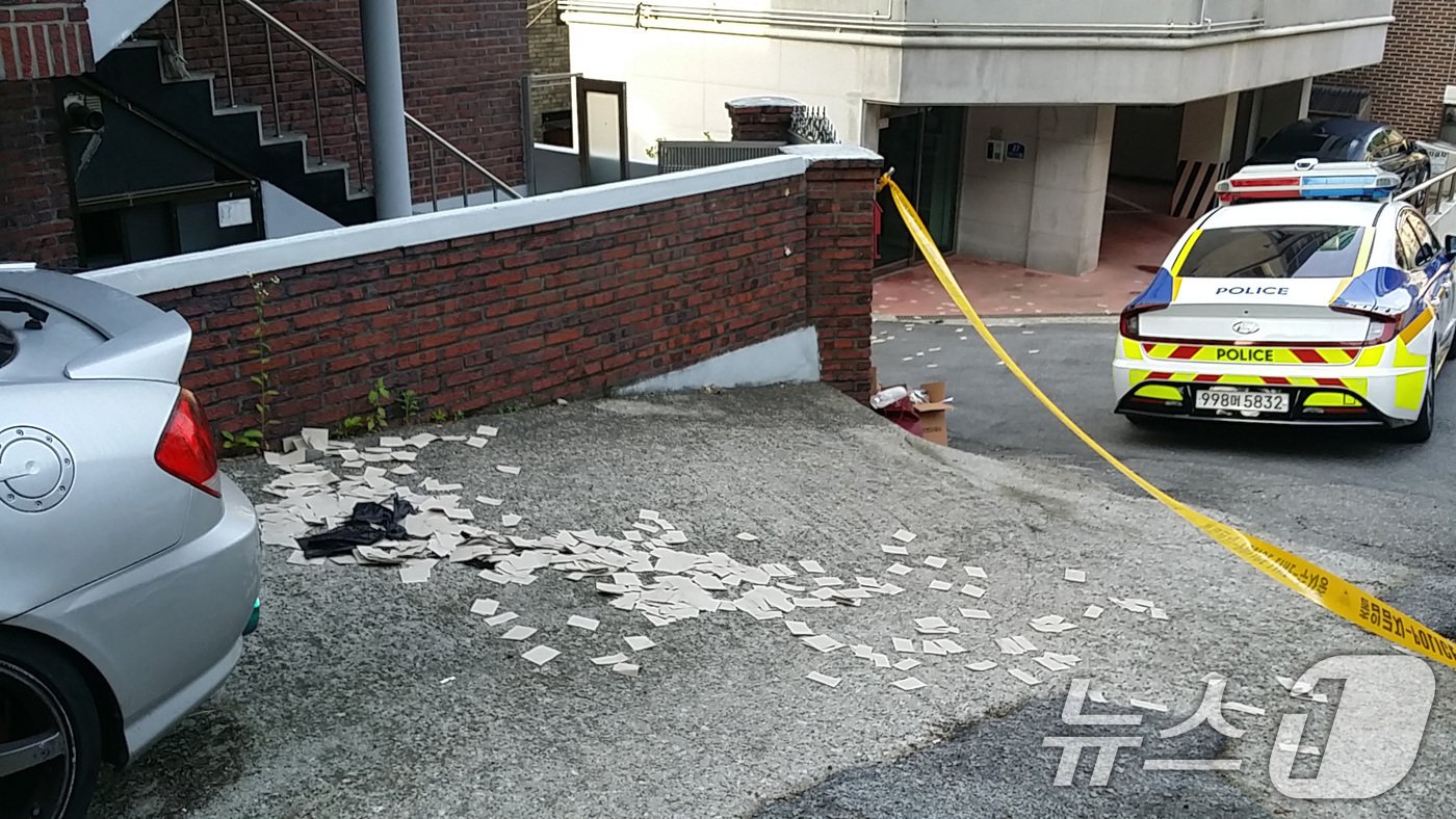 본문 이미지 - 사진은 서울 은평구 갈현동 주택가에서 발견된 북한의 대남 오물풍선 내용물. &#40;합동참모본부 제공&#41; 2024.6.9/뉴스1 ⓒ News1 박지혜 기자