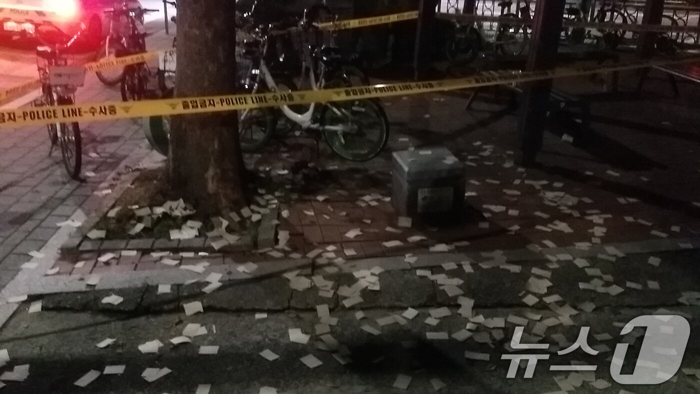 본문 이미지 - 북한이 지난 8일부터 이틀 간 오물풍선 330여개를 살포한 것으로 확인됐다고 합동참모본부가 9일 밝혔다. 합참에 따르면, 북한은 전날부터 9일 오전 10시까지 330여개의 오물풍선을 띄웠다. 이 중 80여 개가 낙하했다. 사진은 서울 노원구 상계동 도로변에서 발견된 북한의 대남 오물풍선 내용물. (합동참모본부 제공) 2024.6.9/뉴스1 