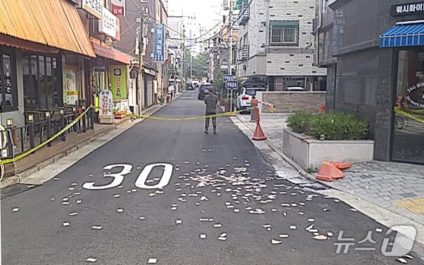 본문 이미지 - 북한이 지난 8일부터 이틀 간 오물풍선 330여개를 살포한 것으로 확인됐다고 합동참모본부가 9일 밝혔다. 합참에 따르면, 북한은 전날부터 9일 오전 10시까지 330여개의 오물풍선을 띄웠다. 이 중 80여 개가 낙하했다. 다만 안전에 위해가 되는 물질은 없었으며, 현재 공중 떠 있는 풍선은 식별되지 않았다. 사진은 서울 중랑구 신내동 도로변에 떨어진 오물풍선 내용물. (합동참모본부 제공) 2024.6.9/뉴스1 ⓒ News1 박지혜 기자