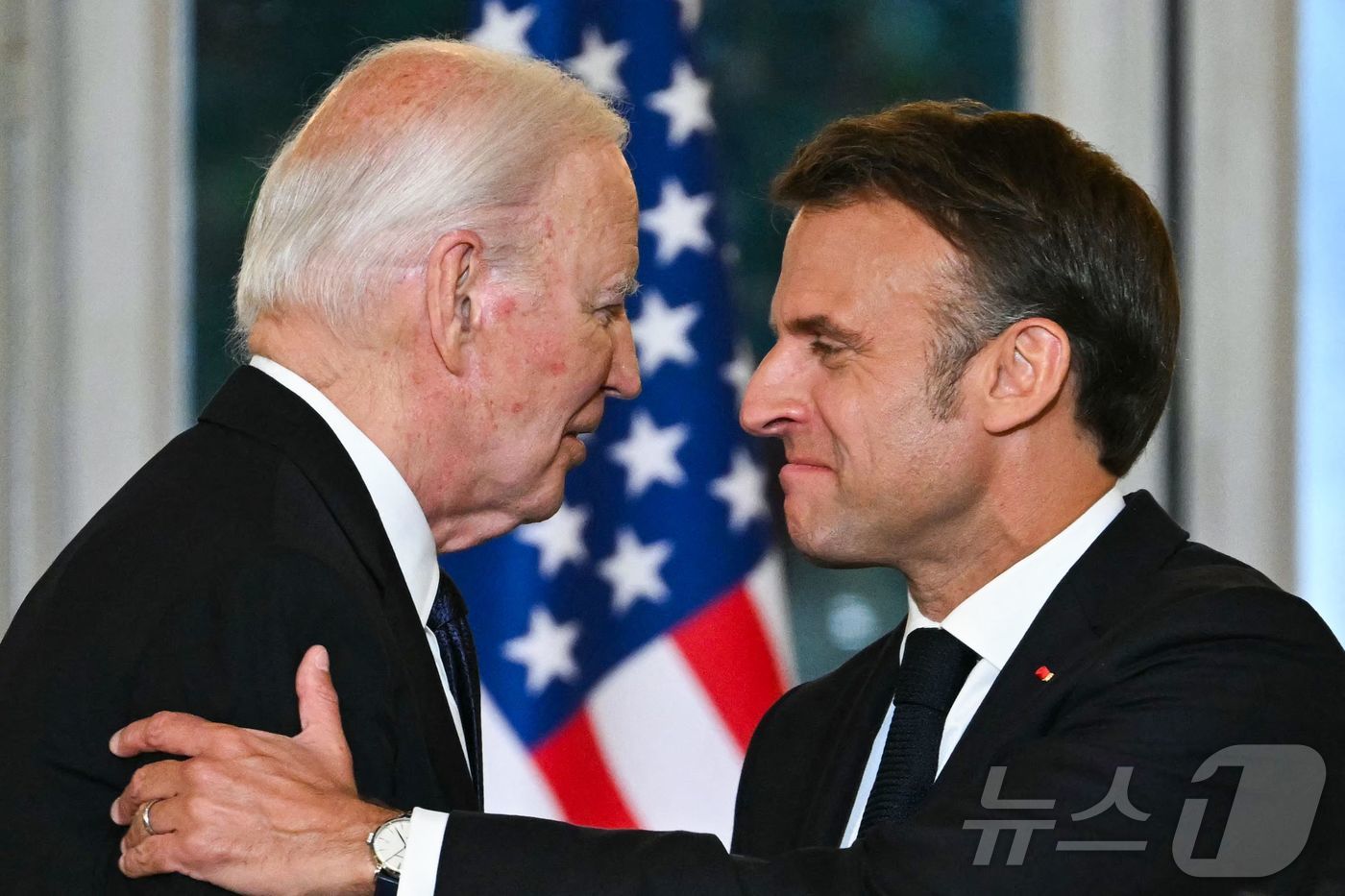 (파리 AFP=뉴스1) 우동명 기자 = 조 바이든 미국 대통령이 8일(현지시간) 파리 엘리제 궁에서 열린 국빈 만찬서 에마뉘엘 마크롱 프랑스 대통령과 악수를 하고 있다. 2024. …