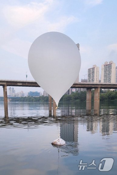 본문 이미지 -  사진은 9일 서울 잠실대교 인근에서 발견된 북한의 대남 오물풍선. &#40;합동참모본부 제공&#41; 2024.6.9/뉴스1 ⓒ News1 박지혜 기자