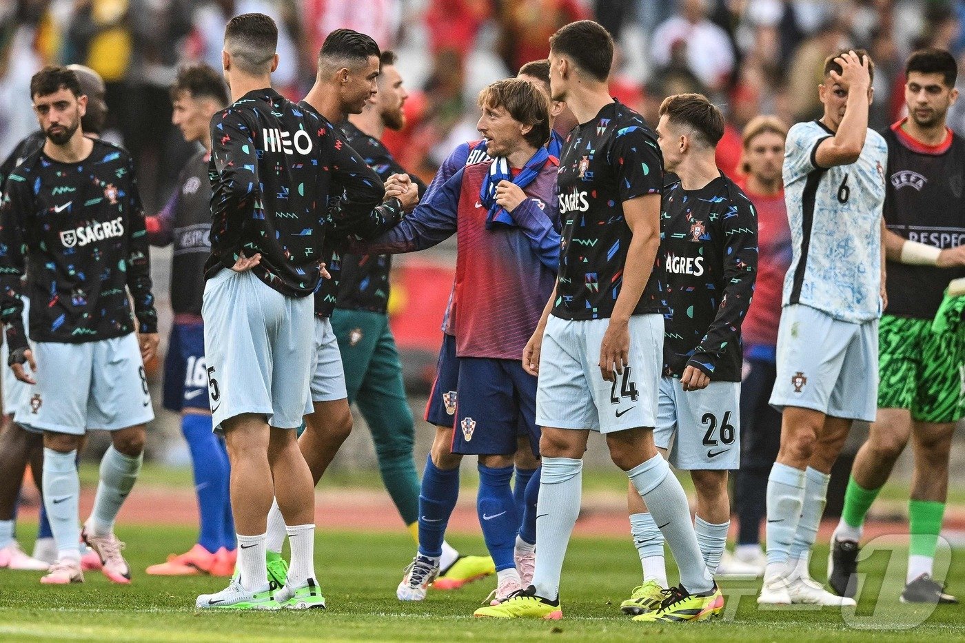 본문 이미지 - 경기 후 크리스티아누 호날두와 악수하는 모드리치(가운데) ⓒ AFP=뉴스1