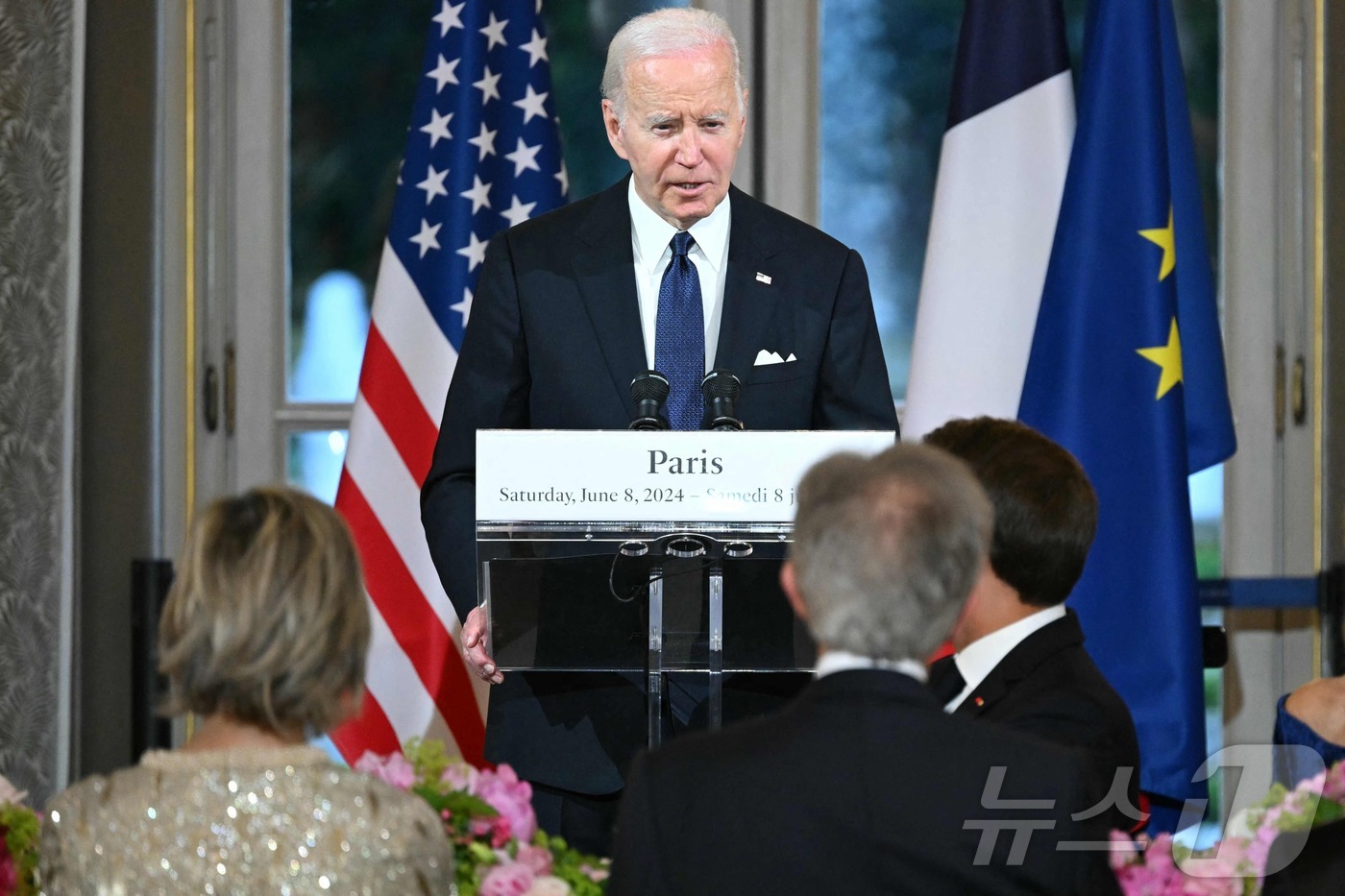 (파리 AFP=뉴스1) 우동명 기자 = 조 바이든 미국 대통령이 8일(현지시간) 파리 엘리제 궁에서 열린 국빈 만찬에 참석해 연설을 하고 있다. 2024.06.09ⓒ AFP=뉴스1 …
