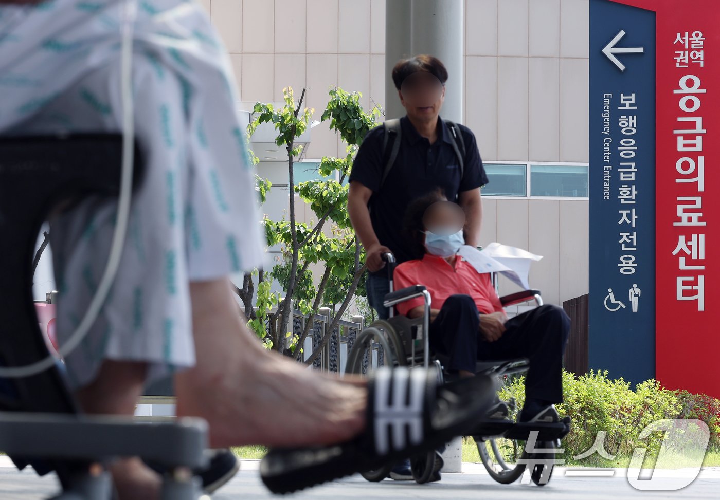 본문 이미지 - 정부의 의대 정원 증원에 반발해 전국 수련병원에 사직서를 제출한 전공의를 비롯해 의료계의 집단행동이 이어지고 있는 9일 서울 시내 한 대학병원에서 환자와 보호자가 오가고 있다. 2024.6.9/뉴스1 ⓒ News1 박정호 기자