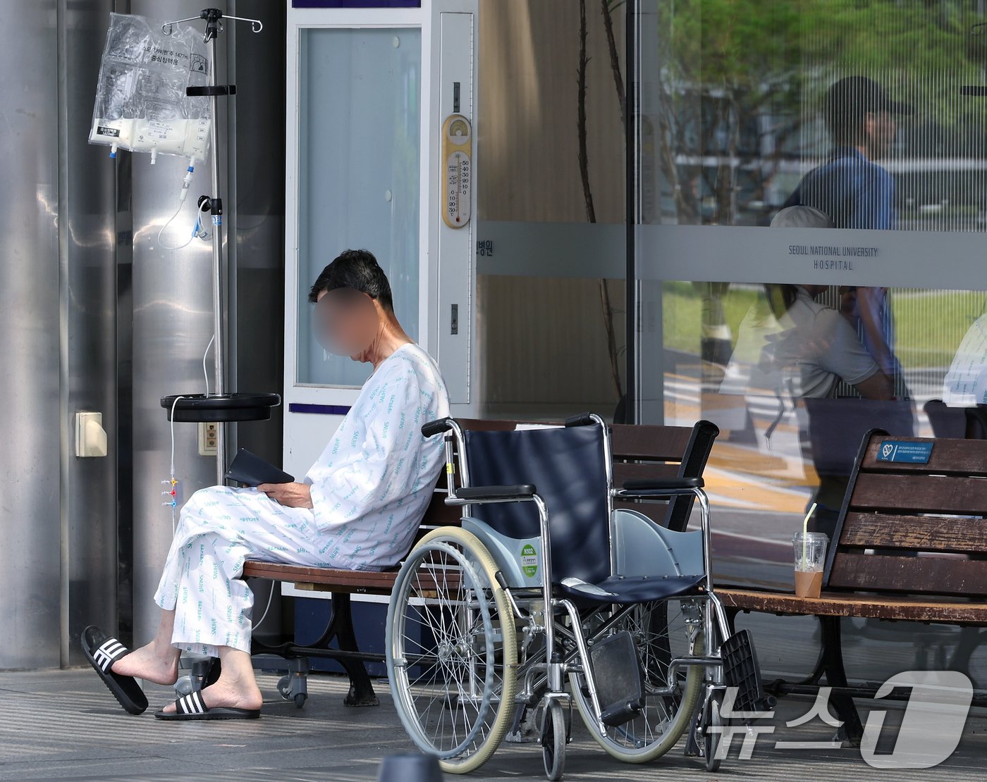 정부의 의대 정원 증원에 반발해 전국 수련병원에 사직서를 제출한 전공의를 비롯해 의료계의 집단행동이 이어지고 있는 9일 서울 시내 한 대학병원에서 환자가 건물 밖 벤치에 앉아 있다. 2024.6.9/뉴스1 ⓒ News1 박정호 기자