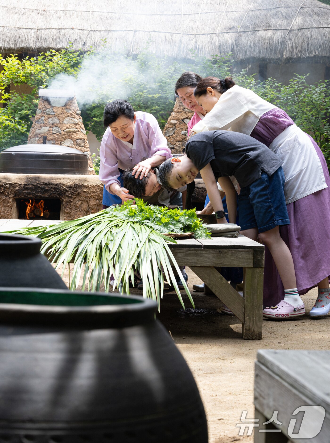 본문 이미지 - 단오(음력 5월5일)를 하루 앞둔 9일 경기도 용인시 기흥구 한국민속촌에서 어린이들이 창포물에 머리 감기 체험을 하고 있다. 2024.6.9/뉴스1 ⓒ News1 이재명 기자