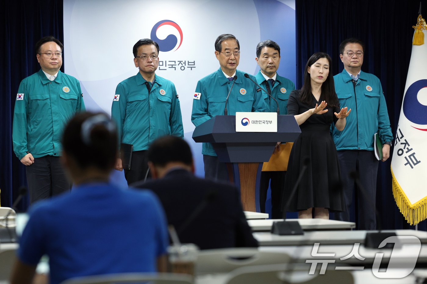 한덕수 국무총리가 지난 9일 서울 종로구 세종대로 정부서울청사에서 의료개혁 관련 대국민 브리핑을 하는 모습. 왼쪽부터 조규홍 보건복지부 장관, 최상목 경제부총리 겸 기획재정부 장관, 한 국무총리, 이주호 사회부총리 겸 교육부 장관, 방기선 국무조정실장. 2024.6.9/뉴스1 ⓒ News1 박정호 기자