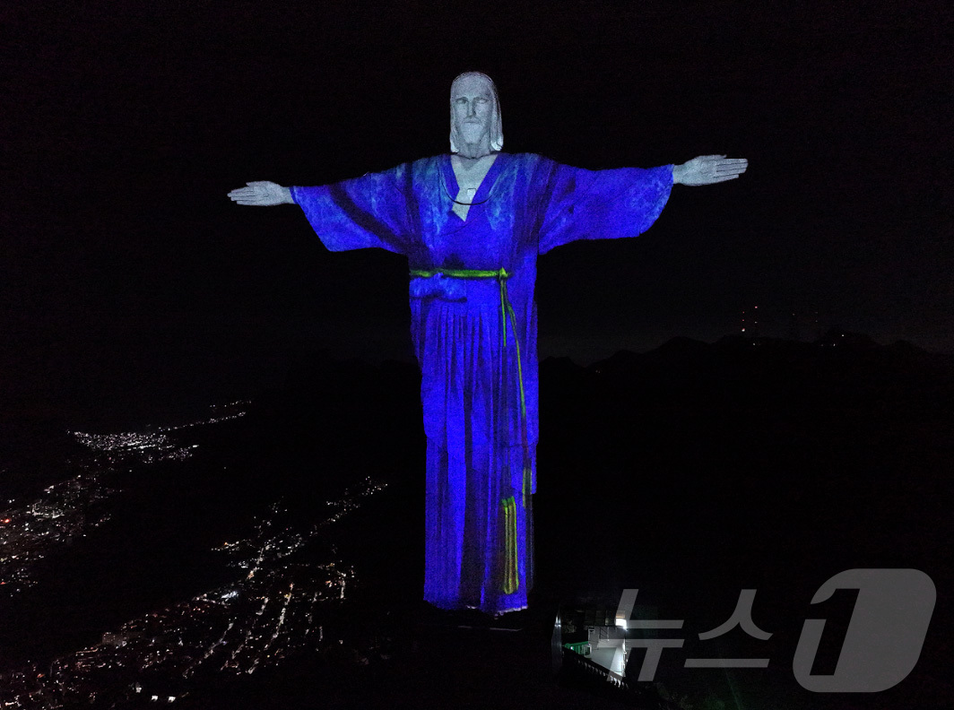 (서울=뉴스1) 박지혜 기자 = 지난 7일(현지시간) 브라질 리우데자네이루에 위치한 브라질의 대표적 상징물인 거대 예수상이 사상 처음으로 대한민국 전통 의상인 한복을 곱게 차려입고 …