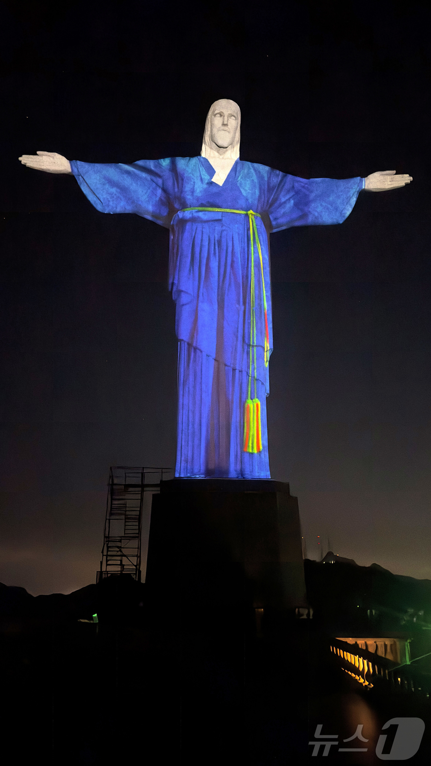 (서울=뉴스1) 박지혜 기자 = 지난 7일(현지시간) 브라질 리우데자네이루에 위치한 브라질의 대표적 상징물인 거대 예수상이 사상 처음으로 대한민국 전통 의상인 한복을 곱게 차려입고 …