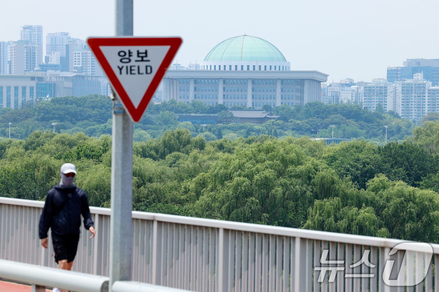 (서울=뉴스1) 안은나 기자 = 여야가 원구성 협상의 합의점을 찾지 못하고 있는 9일 서울 서강대교에 있는 양보 교통표지판 뒤로 국회의사당이 보이고 있다.더불어민주당은 이날까지 합 …